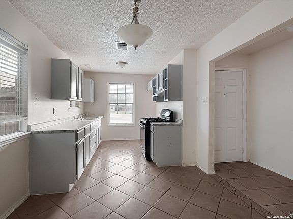 5th image of 5205 Meadow Pond St