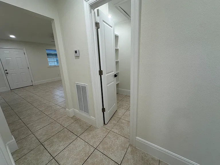 2723 Longwood Dr — Photo 20