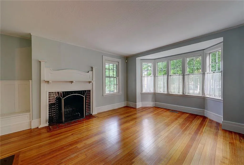 4 bed, 2.5 bath, 2700 sqft, $4,200 — Photo 4