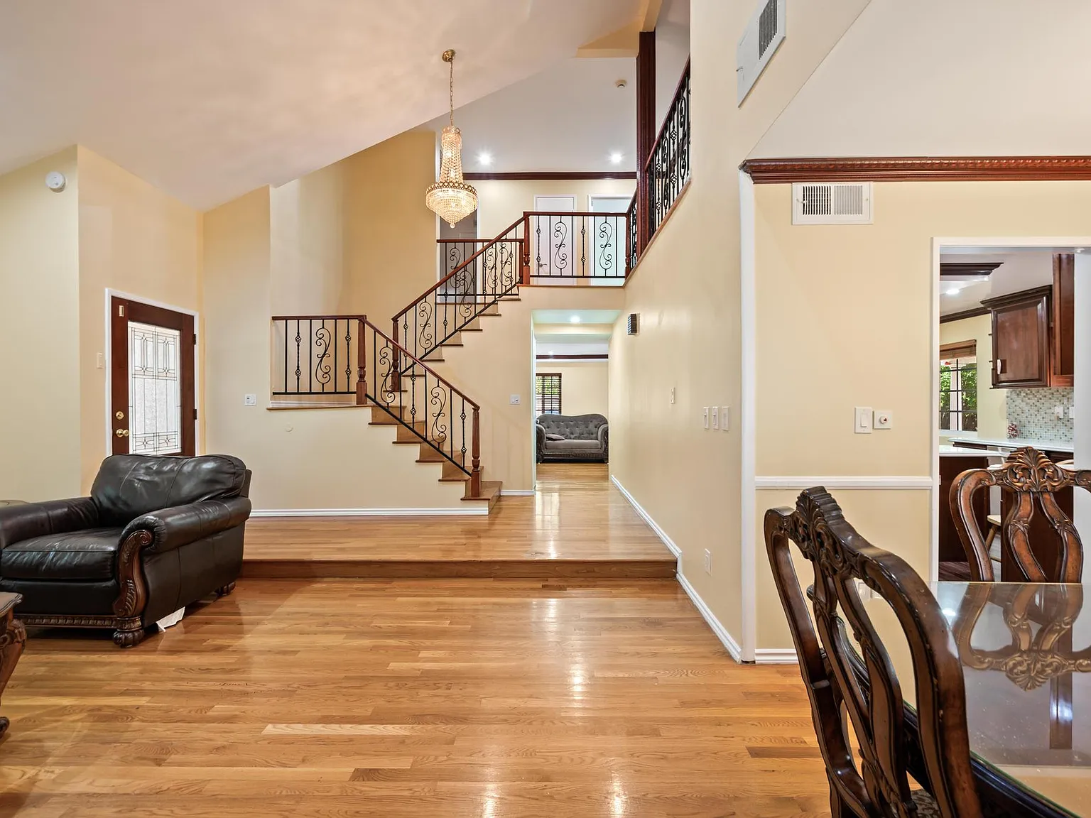 5 bed, 2404 sqft, $5,600 — Photo 2
