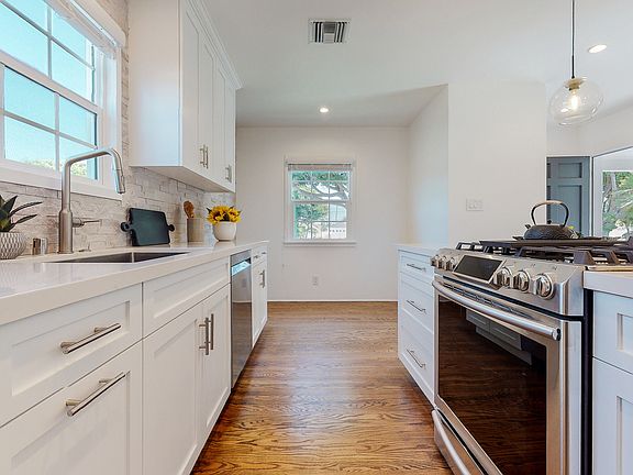 4th image of 1109 Marine St
