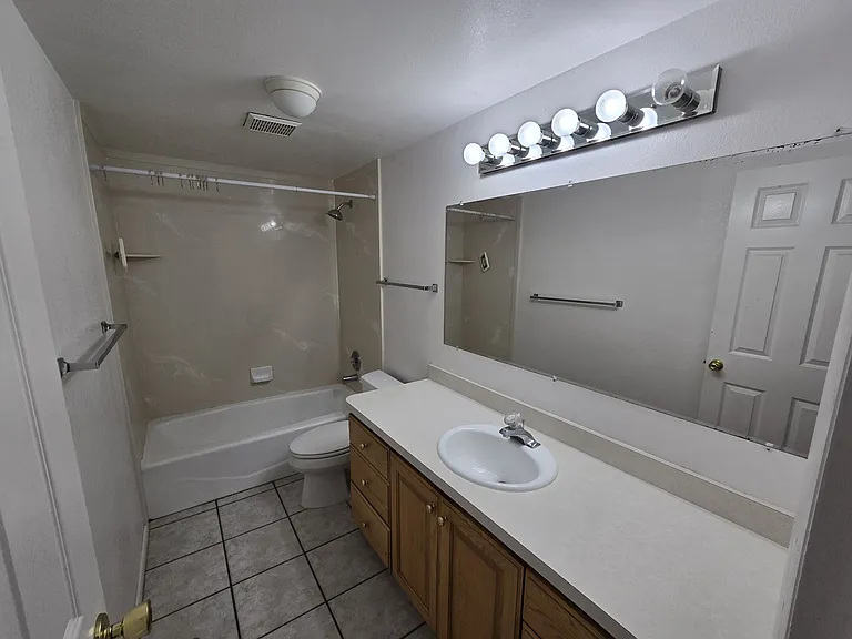 370 W 400 N #2 — Photo 3