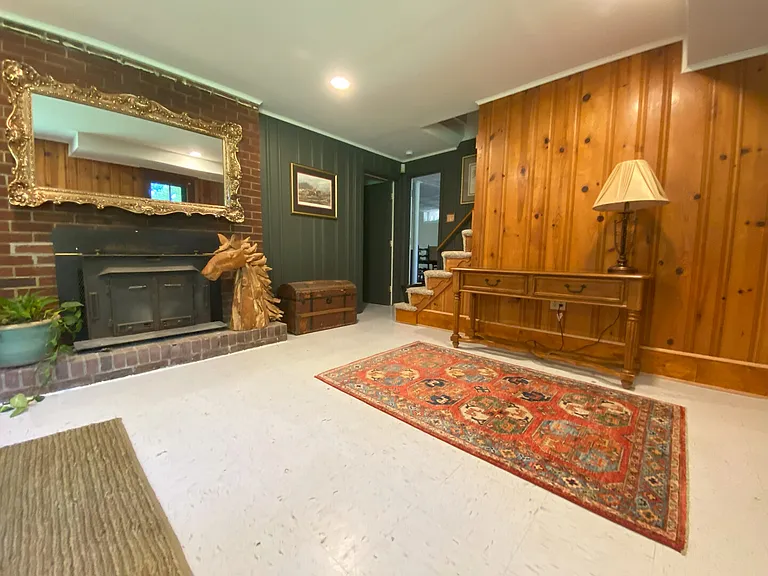 Thorncroft Dr — Photo 13