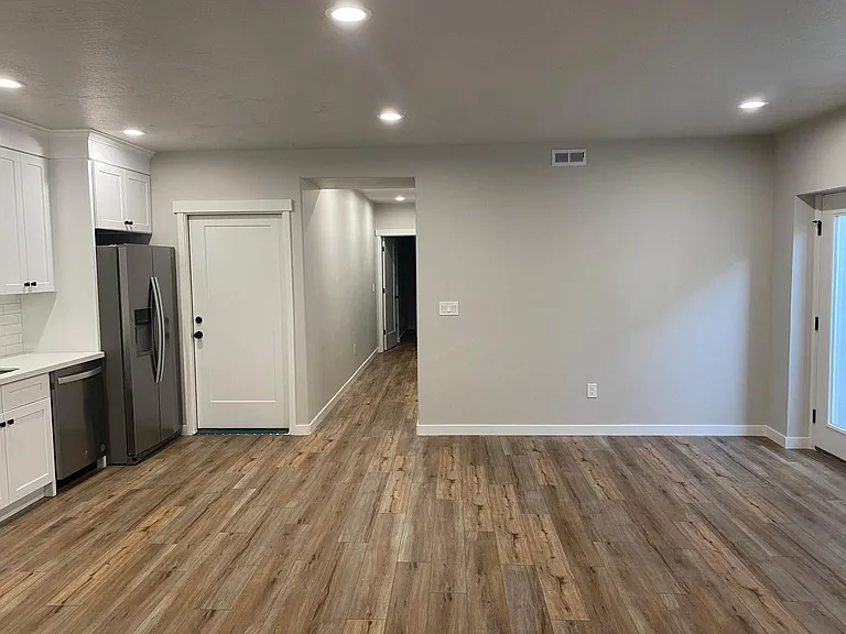 N 220 W — Photo 2