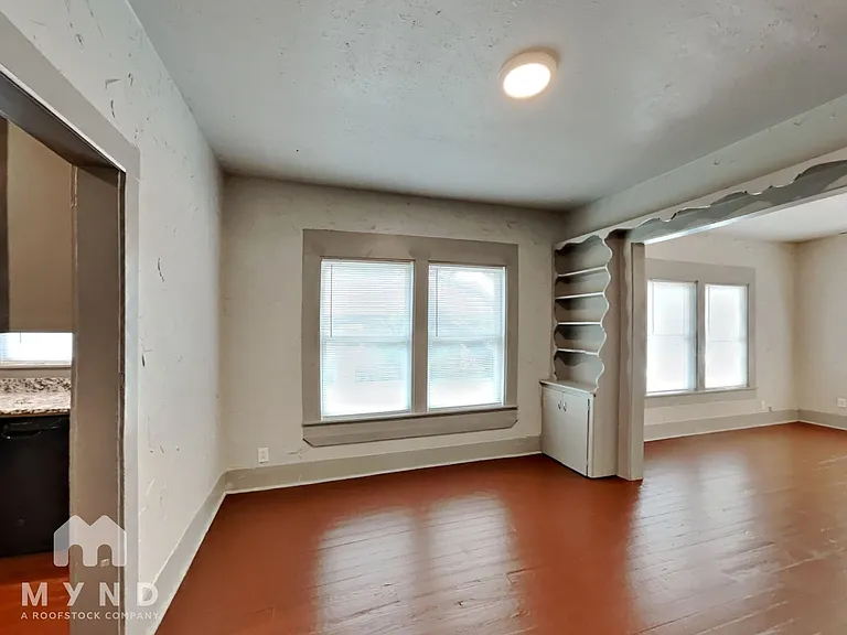 114 S Lamar St — Photo 11