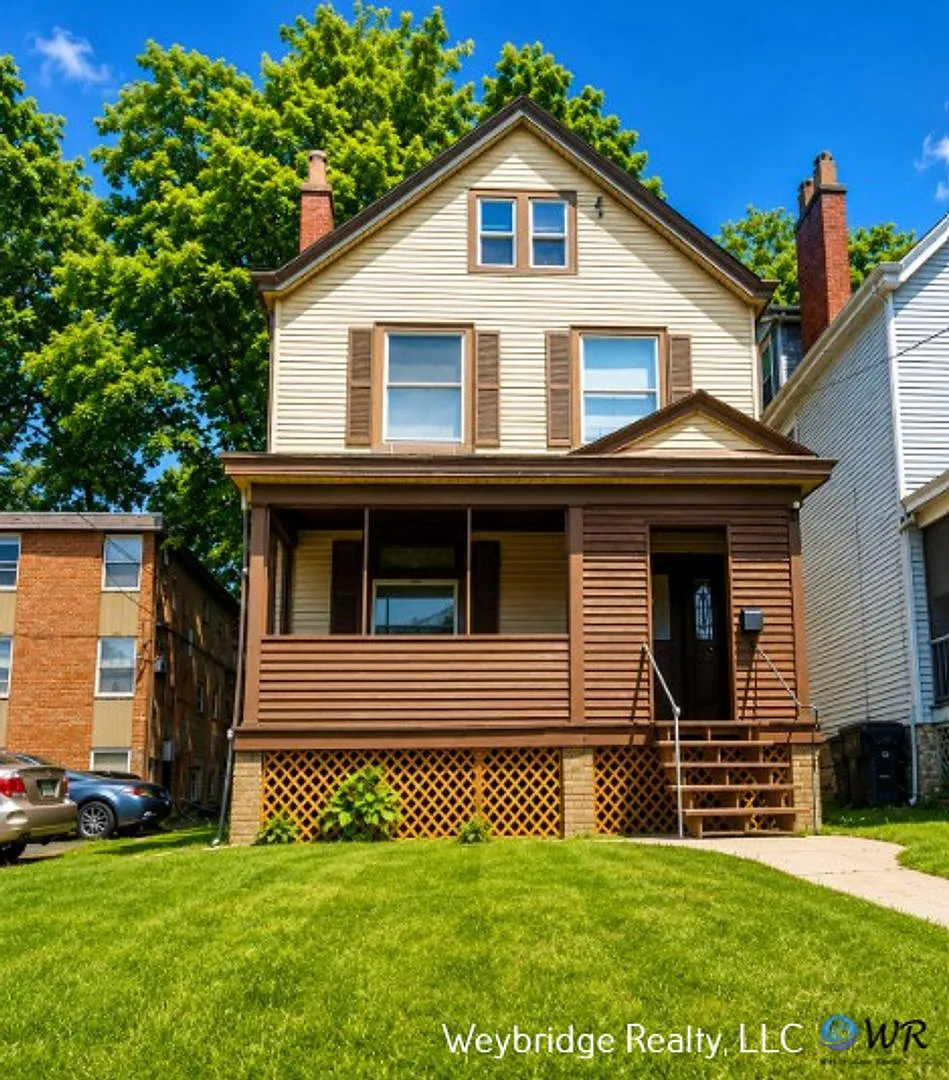 Spacious 5-bedroom 1 and a half bathroom house in Evanston — Photo 1