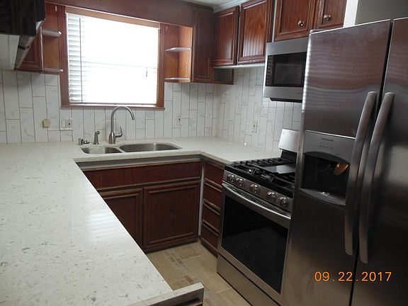 Kitchen with quartz countertop