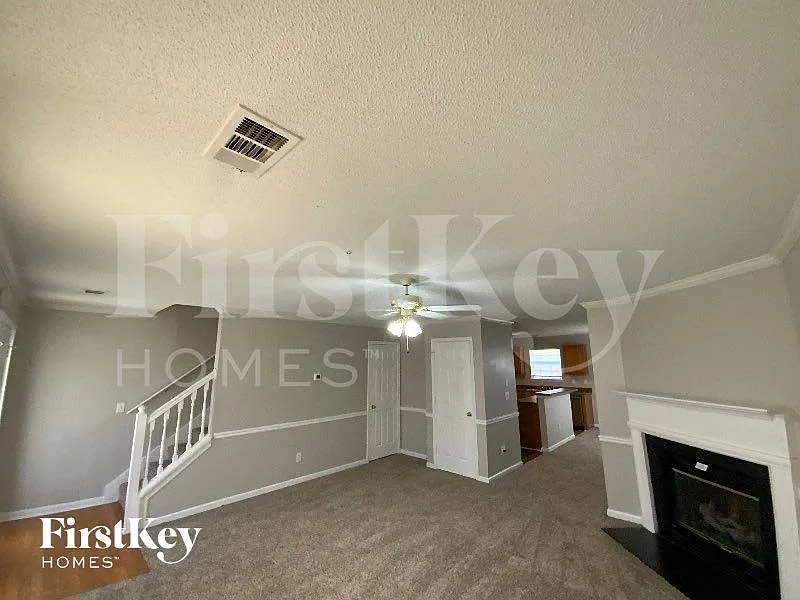 4 bed, 2.5 bath, 1832 sqft, $2,400 — Photo 4