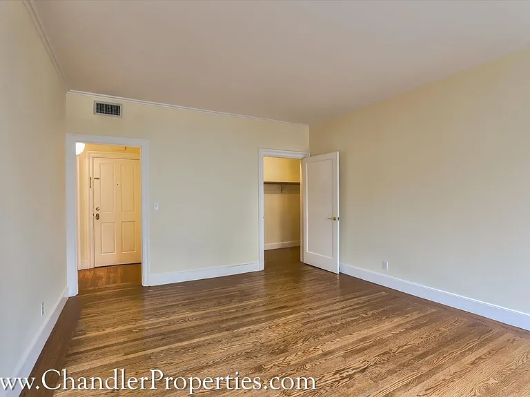 2300 Bay St — Photo 4