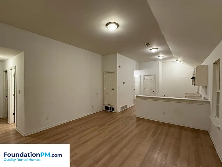 5 E Byfield Dr — Photo 5