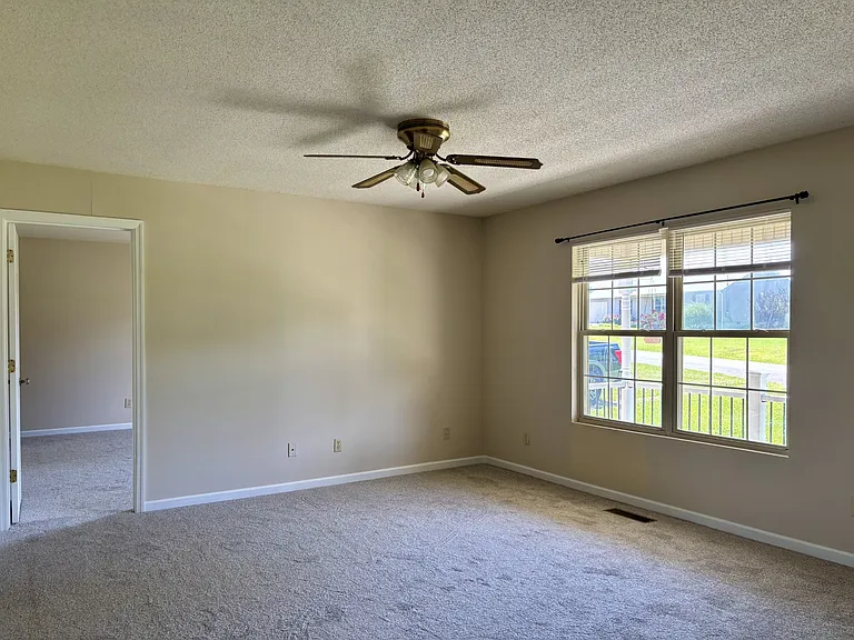 136 Hunt Hollow Dr — Photo 2