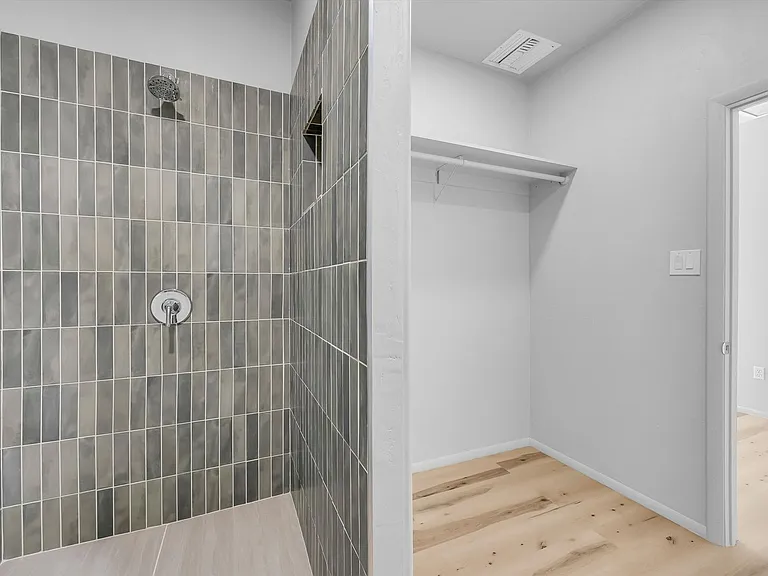 Riverside Suites — Photo 55