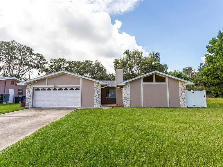 2021 Valley Dr — Photo 1