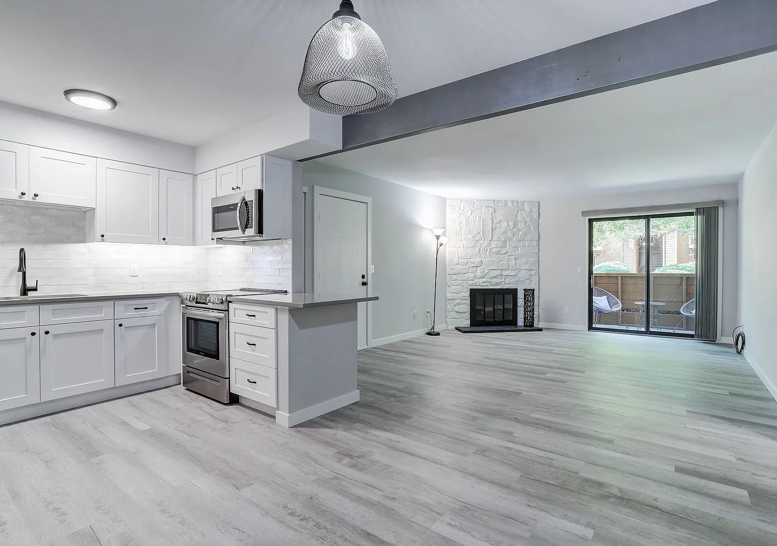 Evolve Real Estate: Like New, Completely Remodeled Large 1 Bedroom with Assigned Parking! — Photo 1