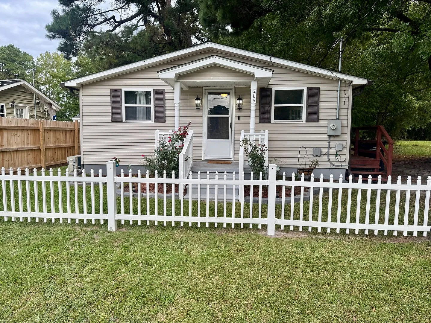 204 Pinewood Ave — Photo 1