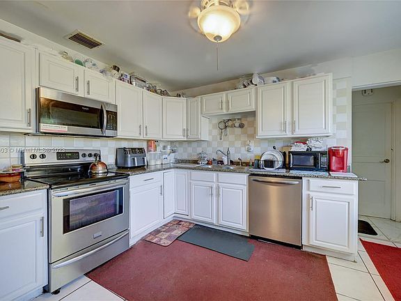 3rd image of 829 S M St