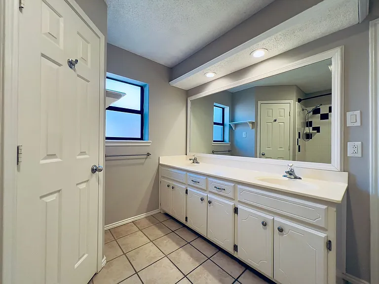 6904 Genoa Ave — Photo 12