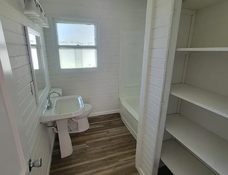 1213 Park Dr — Photo 3