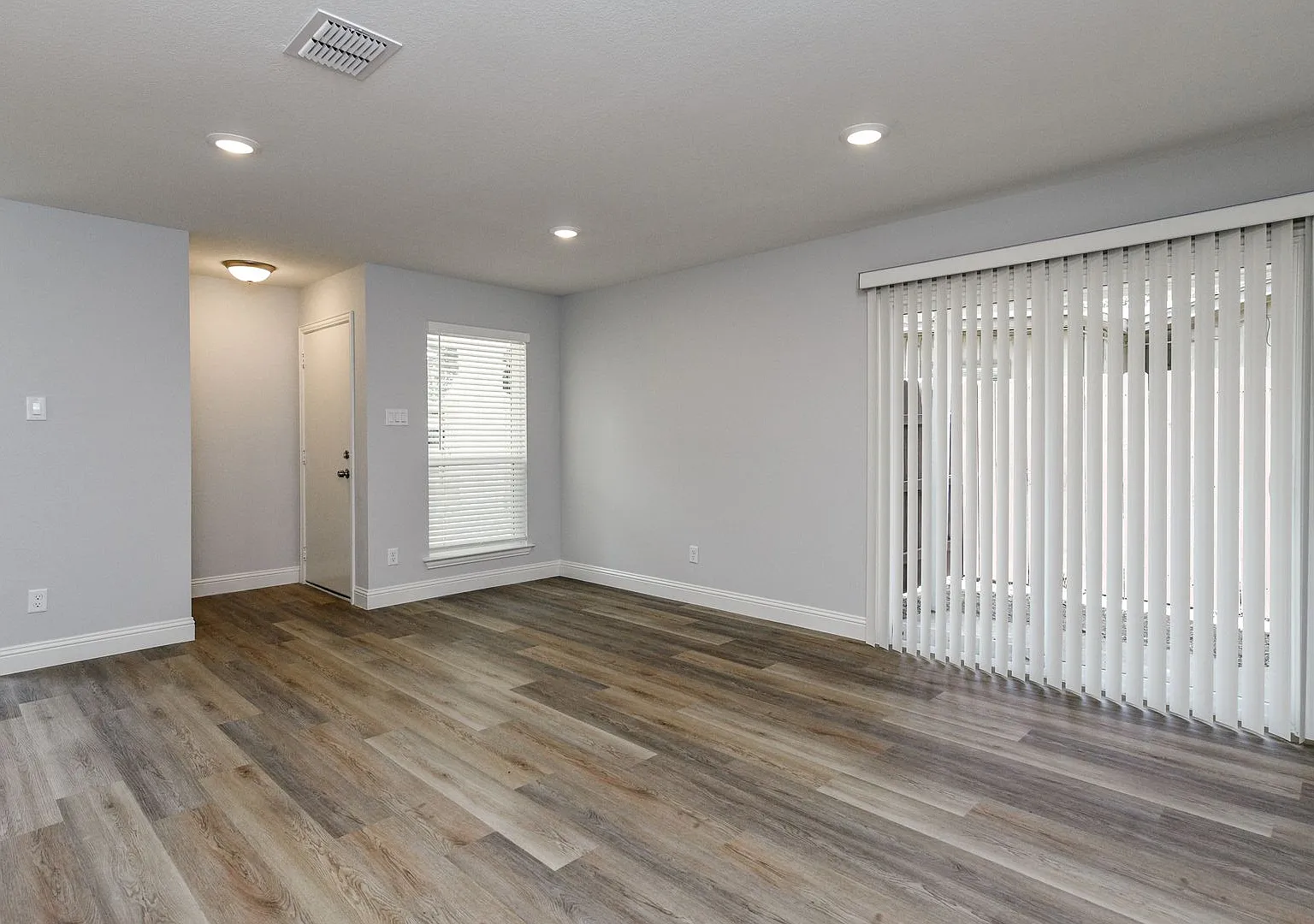 Updated 2 Bedroom 1.5 Bath Duplex in Arlington!! — Photo 4