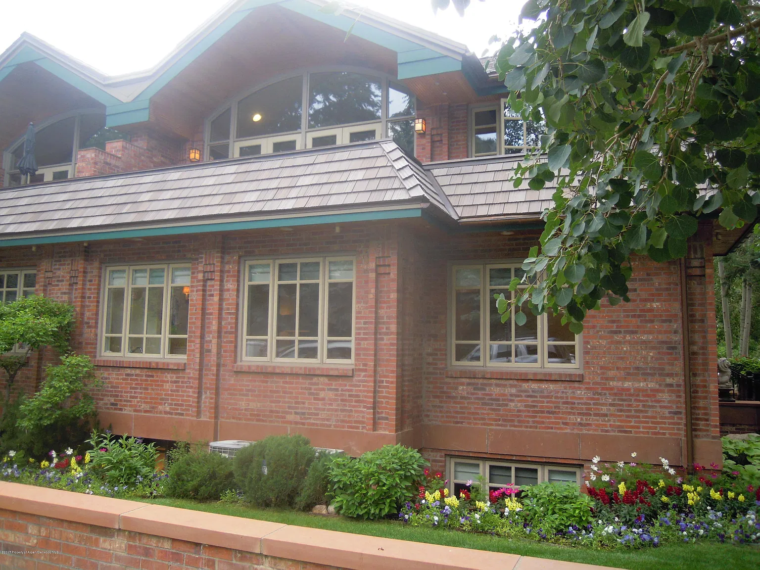 4 bed, 4.5 bath, 4120 sqft, $95,000 — Photo 2