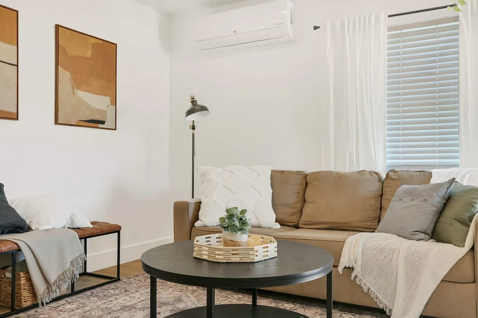 3 bed, 2.0 bath, 925 sqft, $7,233 — Photo 3