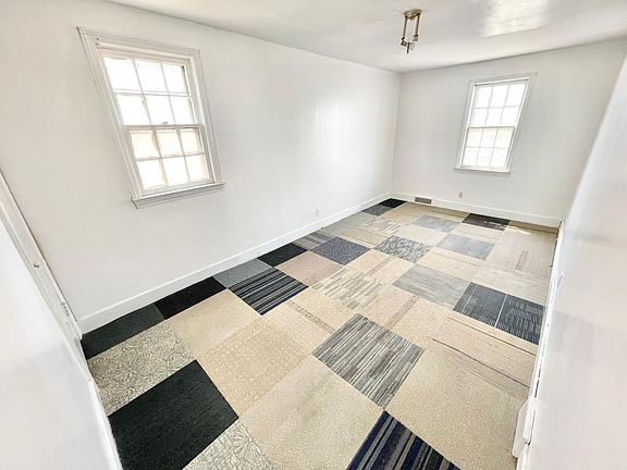 5th image of 319 Holly St