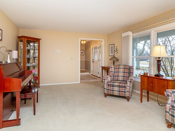 4th image of 719 E Bradford Ct