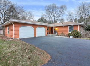 4 Amy Dr, Oswego, IL 60543