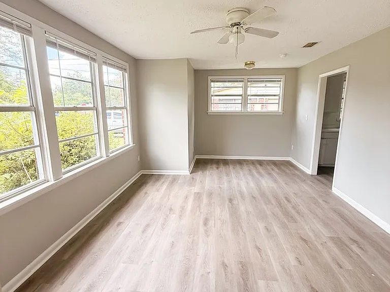 2113 Robin St — Photo 4