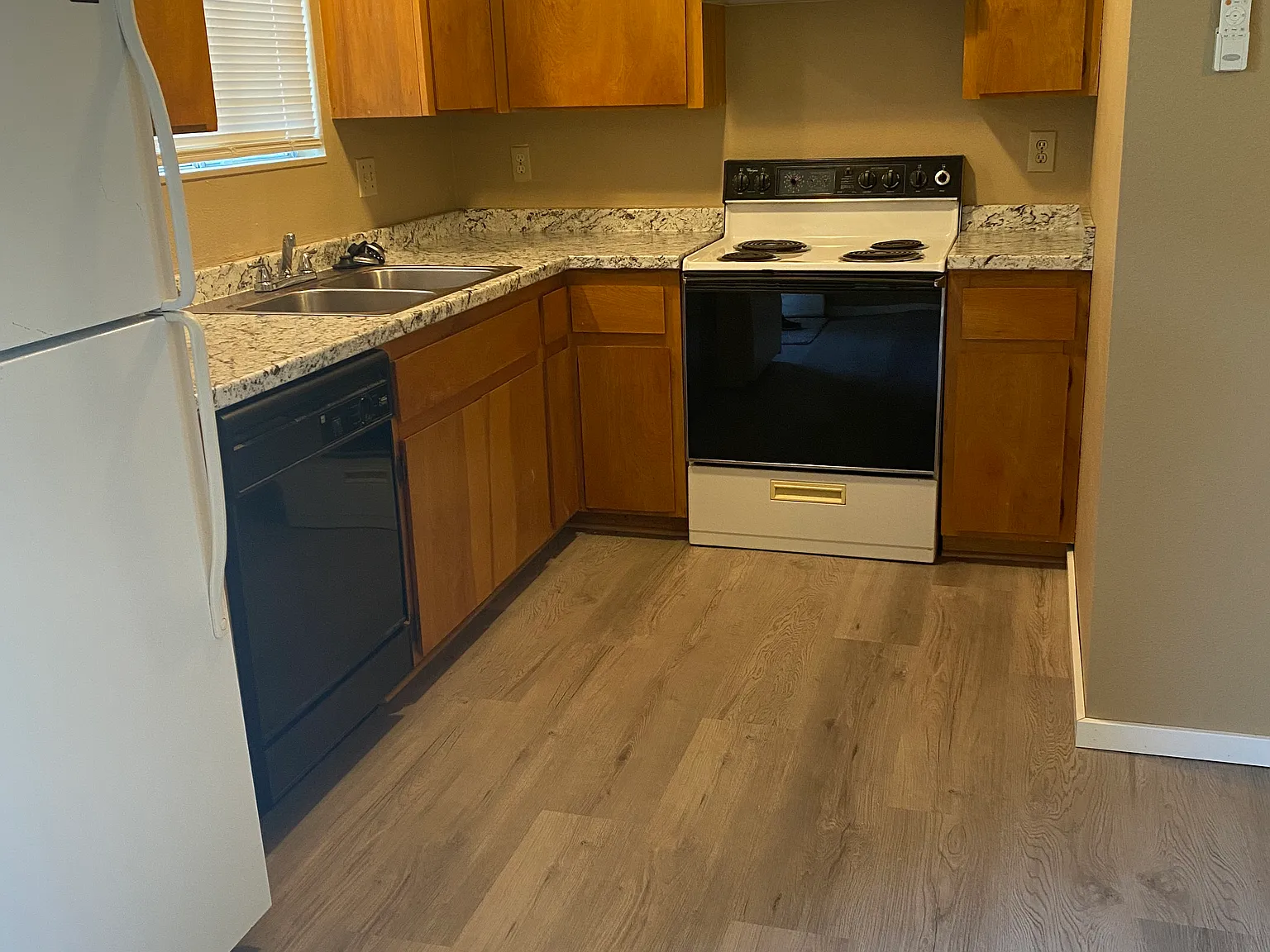 2 bed, 1.5 bath, 896 sqft, $1,450 — Photo 2