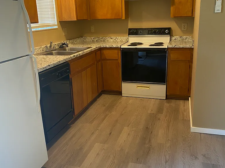 506 SE J St — Photo 2