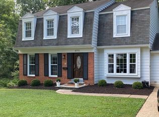 8715 Queen Elizabeth Blvd, Annandale, VA 22003