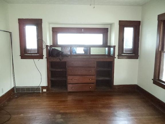 5th image of 349 E Auburndale Ave