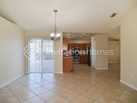 3rd image of 381 NE Gladiola Ave