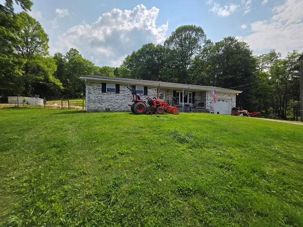 97 Beasley Dr, Mount Hope, WV 25880