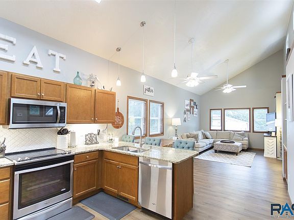 3rd image of 726 N Highland Ave