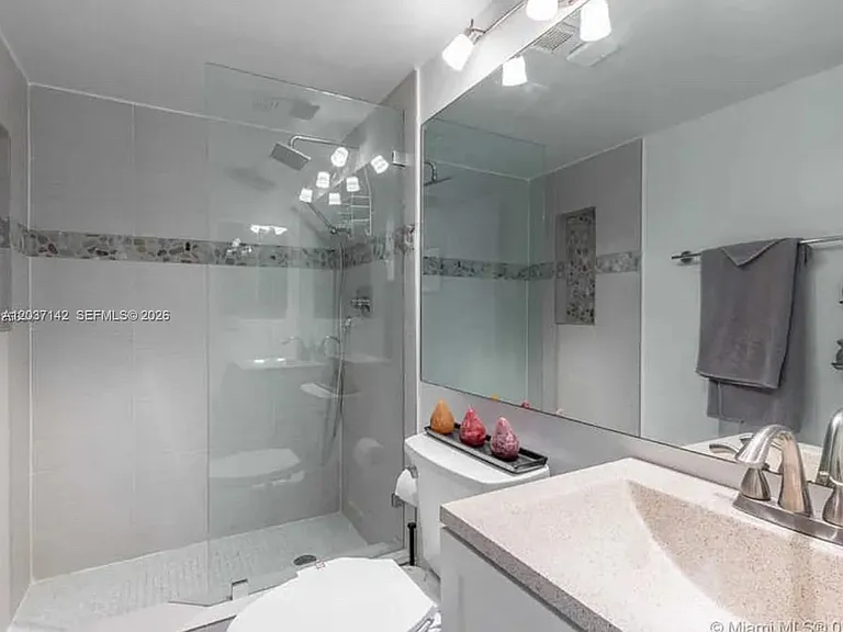 600 NE 36th St #1006 — Photo 8