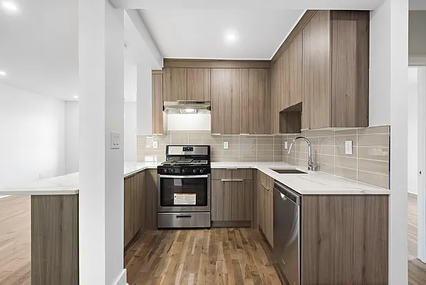 Sold by Thomas Lipovetsky, LREB | media 5