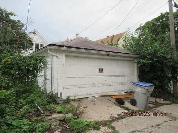 4th image of 2424 W Maple STREET