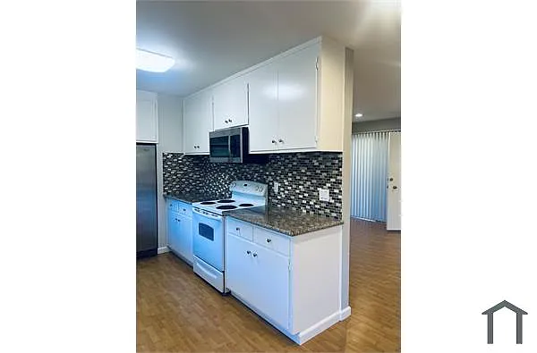 Building Photo - 2084 Ascot Dr #19