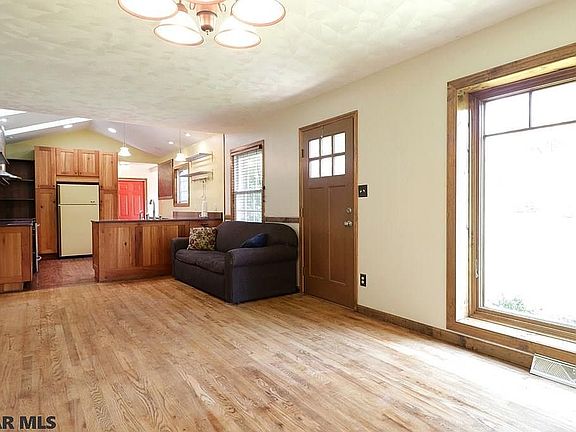 5th image of 1975 N Oak Ln