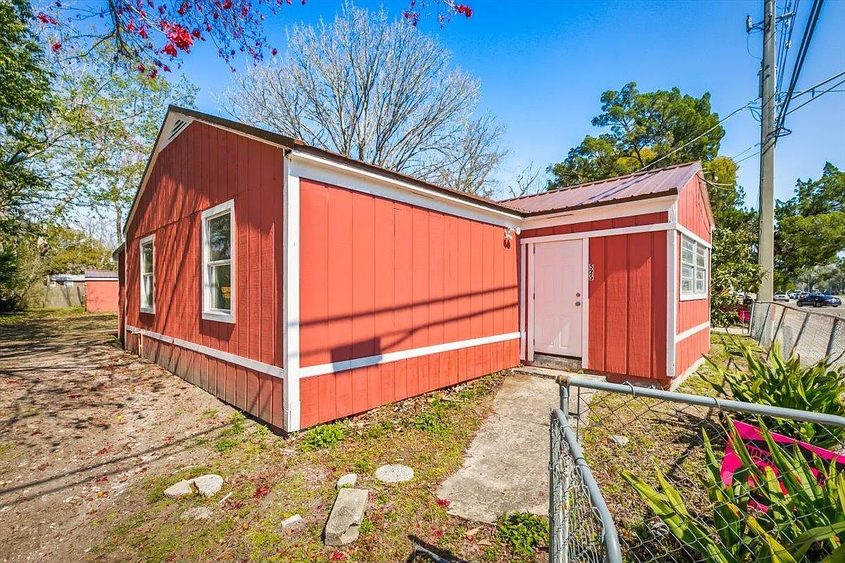 4 bed, 1232 sqft, $2,050 — Photo 3