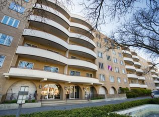 6400 N Cicero Ave APT 202, Lincolnwood, IL
