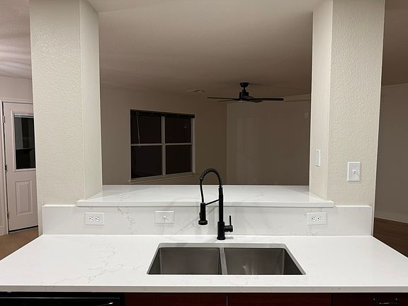 5th image of 212 Meadow Park Dr