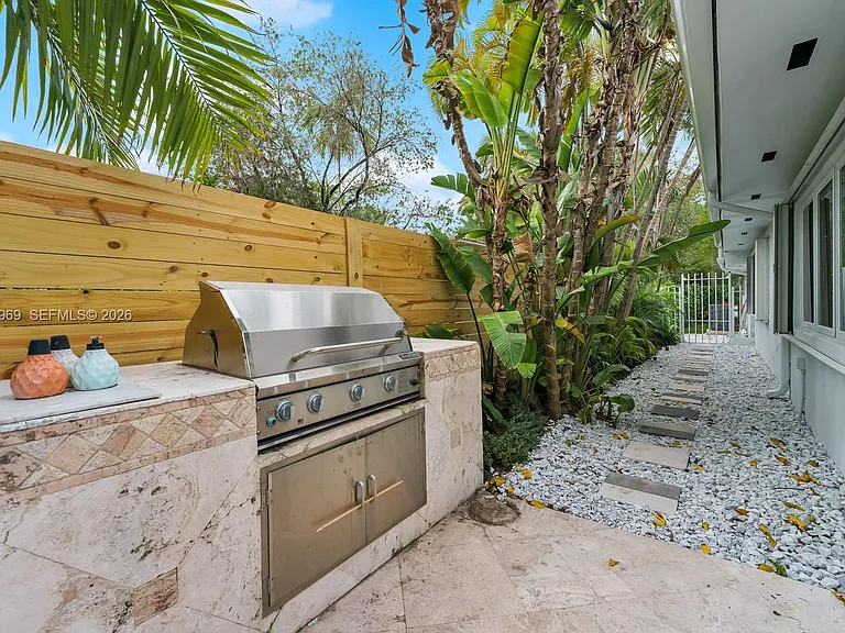 200 N Hibiscus Dr — Photo 37