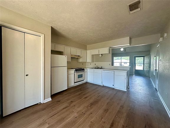5th image of 2301 W Creek Ln