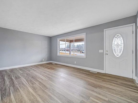 3rd image of 221 Highfield Cir
