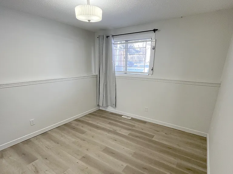 6119 Bowness Rd NW — Photo 10