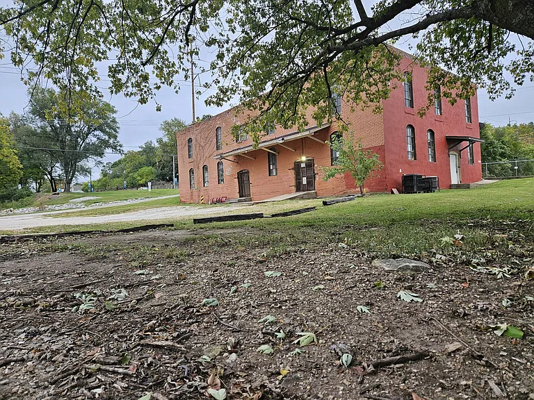 1303 W College St — Photo 3
