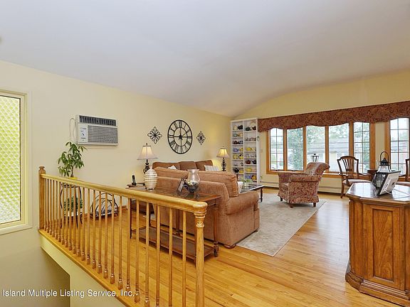 4th image of 28 Oakdale St